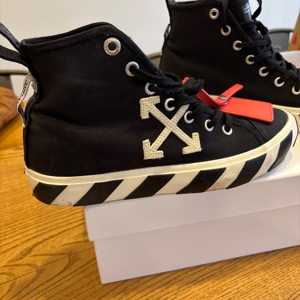 Sneakers - Picture 3 of 4